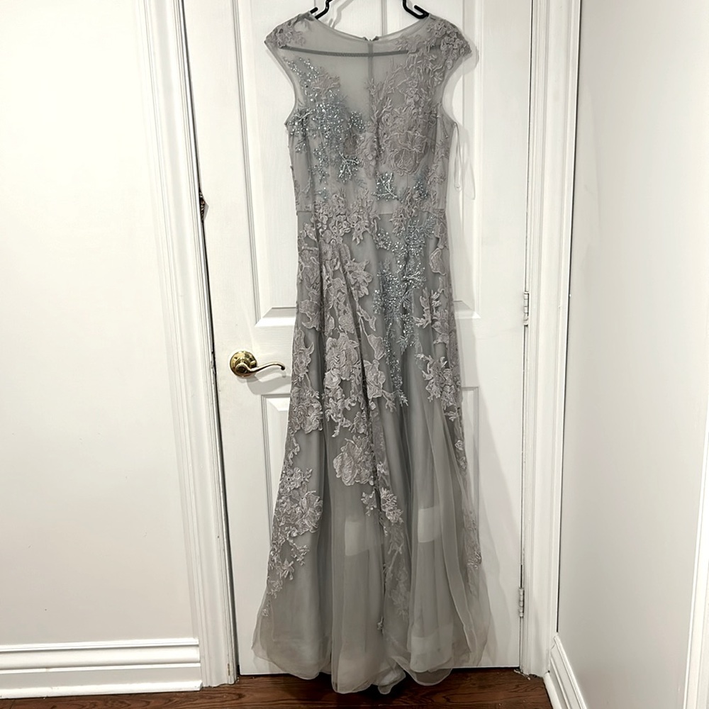 Robe de soirée. A classic tule with detailed beading and lace.